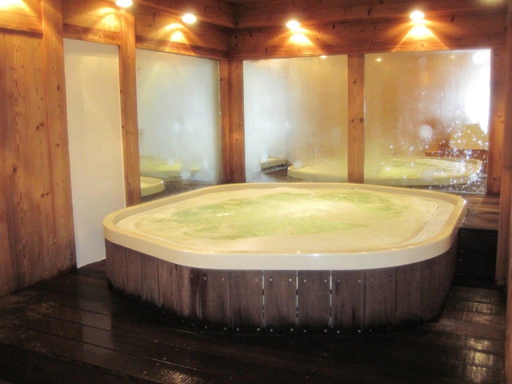 Interior design trend to avoid: a jacuzzi addition